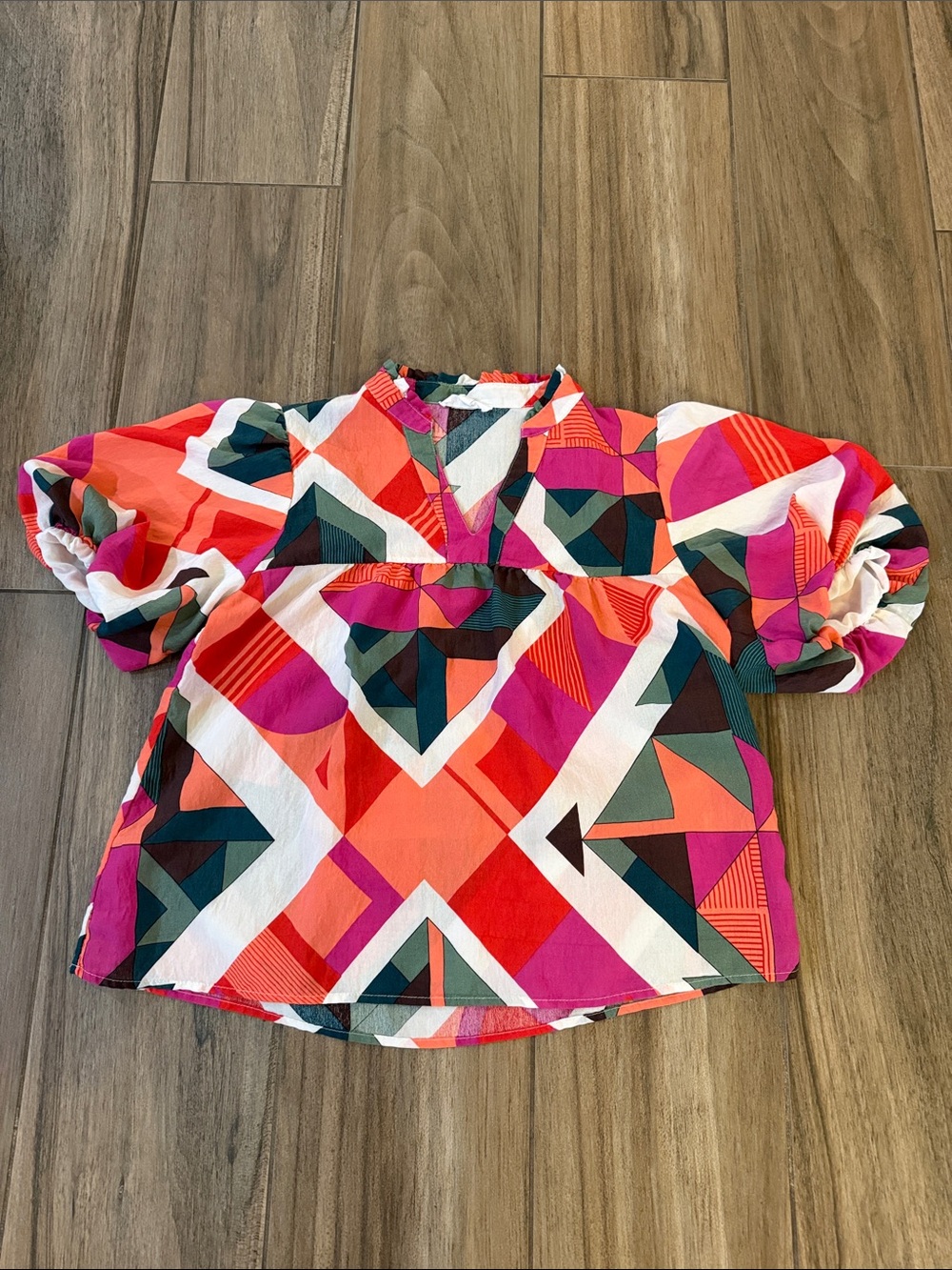 THML Geometric Puff-Sleeve Top in Pink & Coral. Women’s size Medium Super Cute!